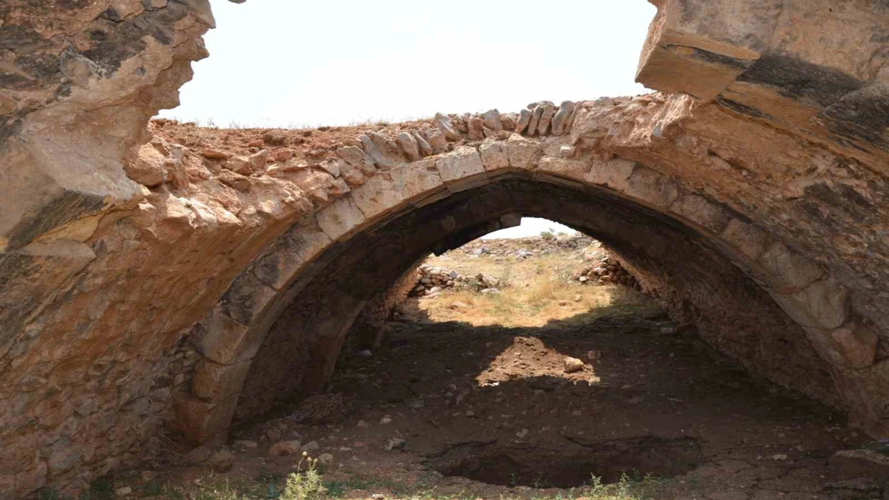 Afşinde Kuru Han zamana direniyor