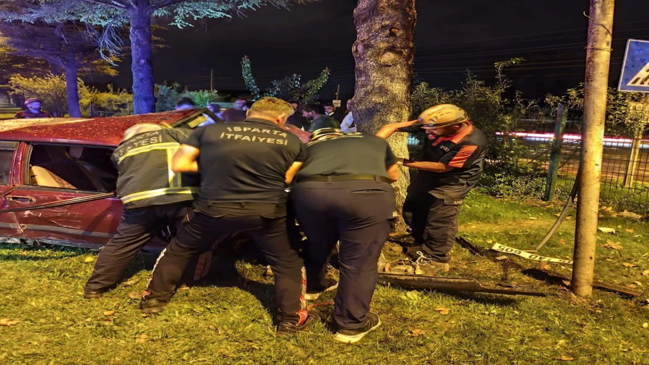 Ağaca çarpan Tofaş otomobilin sürücüsü yaşamını yitirdi