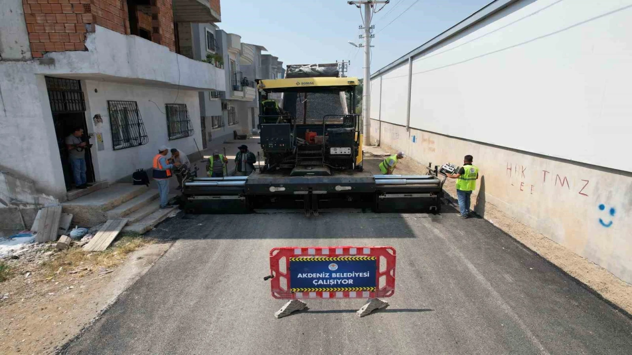 Akdenizde sokaklar sıcak asfalt ile yenileniyor