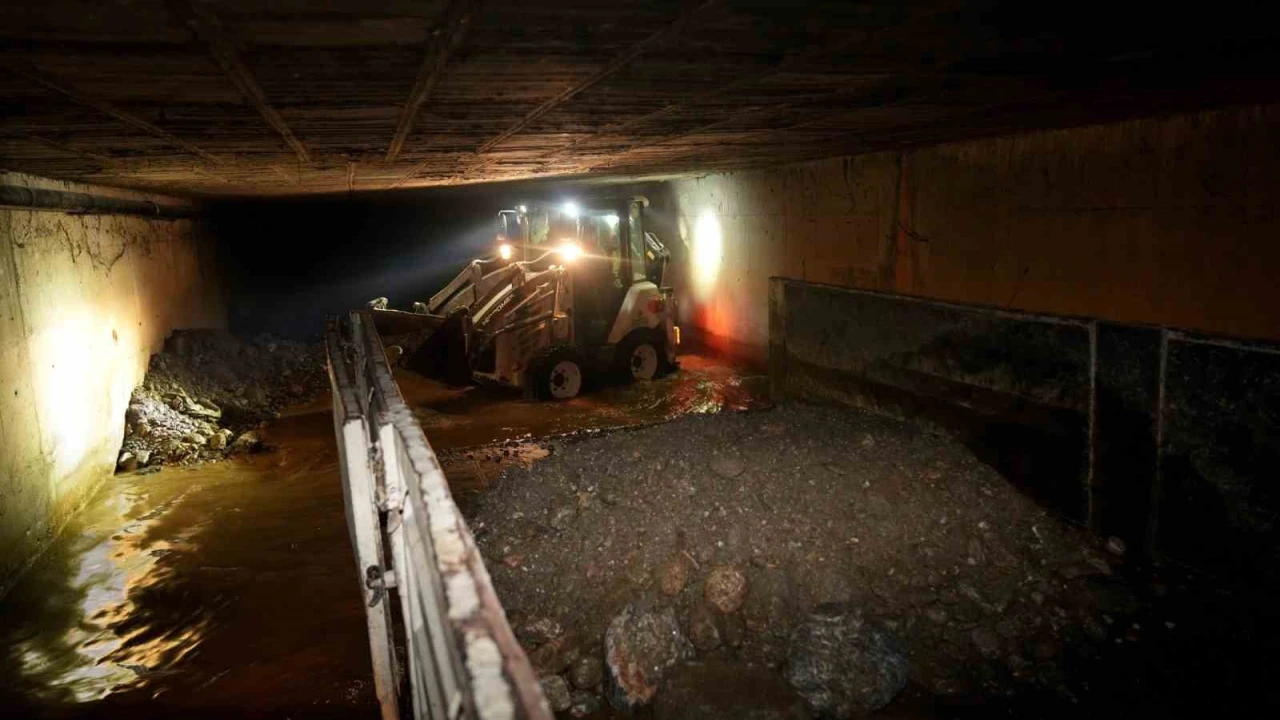 Alanya Belediyesinden dere temizleme çalışması