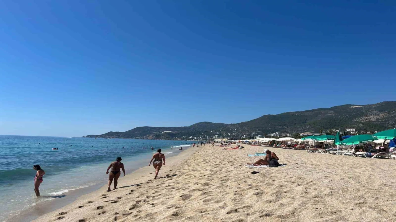 Alanyada eylül ayında plajlar doldu