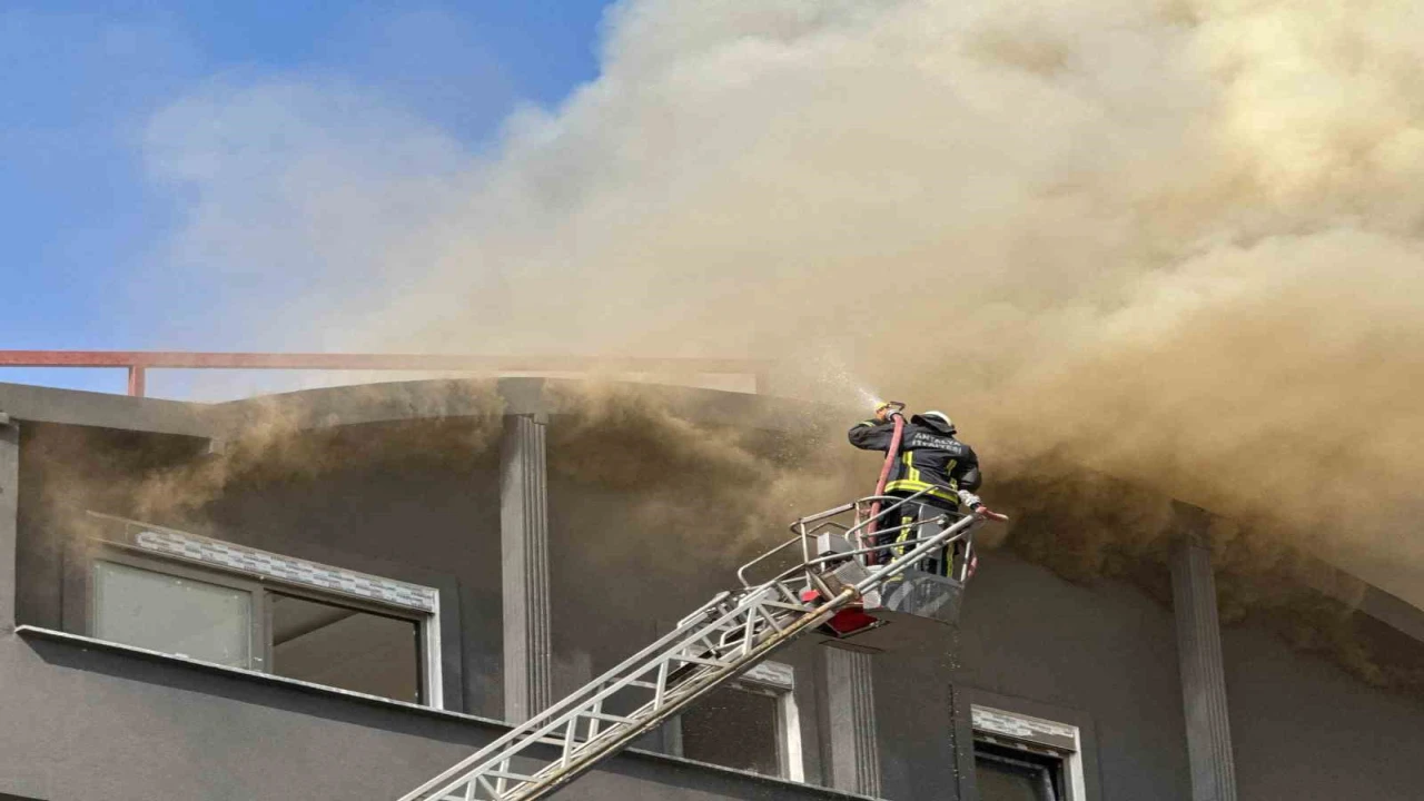 Alanyada inşaat halindeki apartmanın çatı katında çıkan yangın korkuttu