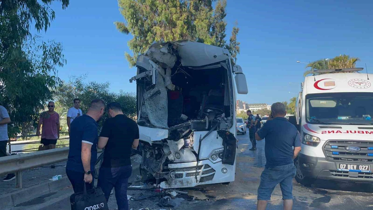 Alanyada midibüslerin çarpıştığı kazada 15 yaralıdan 2sinin durumu ciddiyetini koruyor