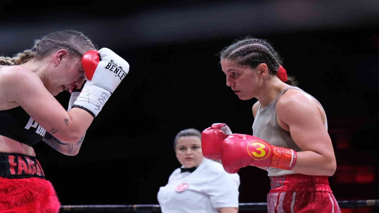 ALKÜlü öğrenci dünya şampiyonunu yendi, altın kemerin sahibi oldu