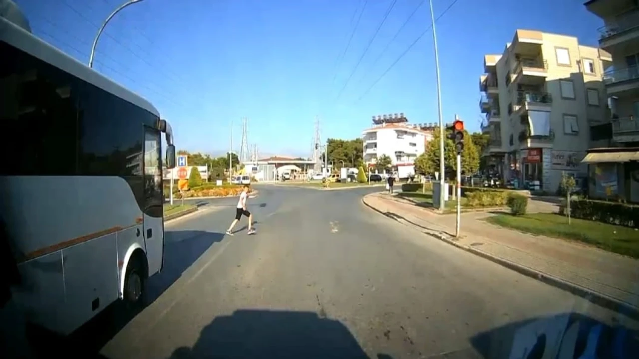 Ambulans şoförünün dikkati 1 dakikada 2 kazayı önledi