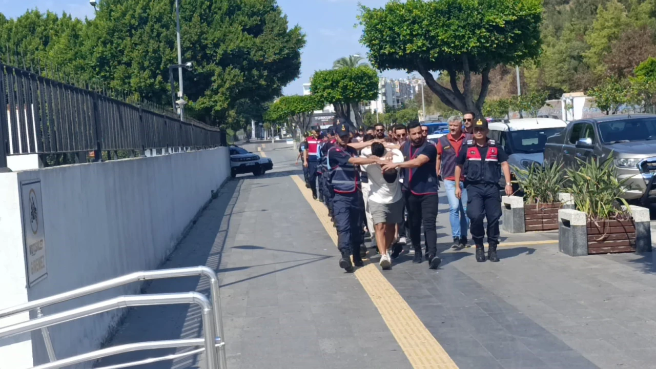 Antalyada 1i turist 3 kişiyi yaralayan motosikletli şüpheliler yakalandı