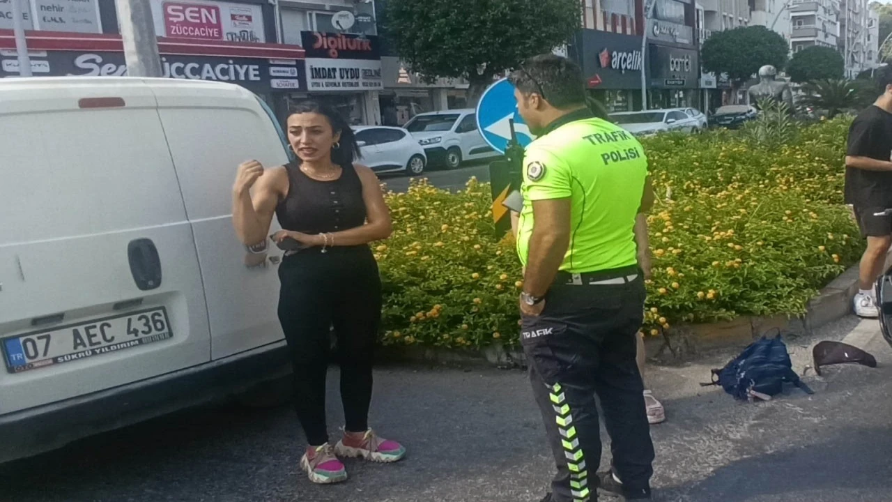 Antalyada aynı kavşakta 5 dakika arayla iki motosiklet kazası kamerada
