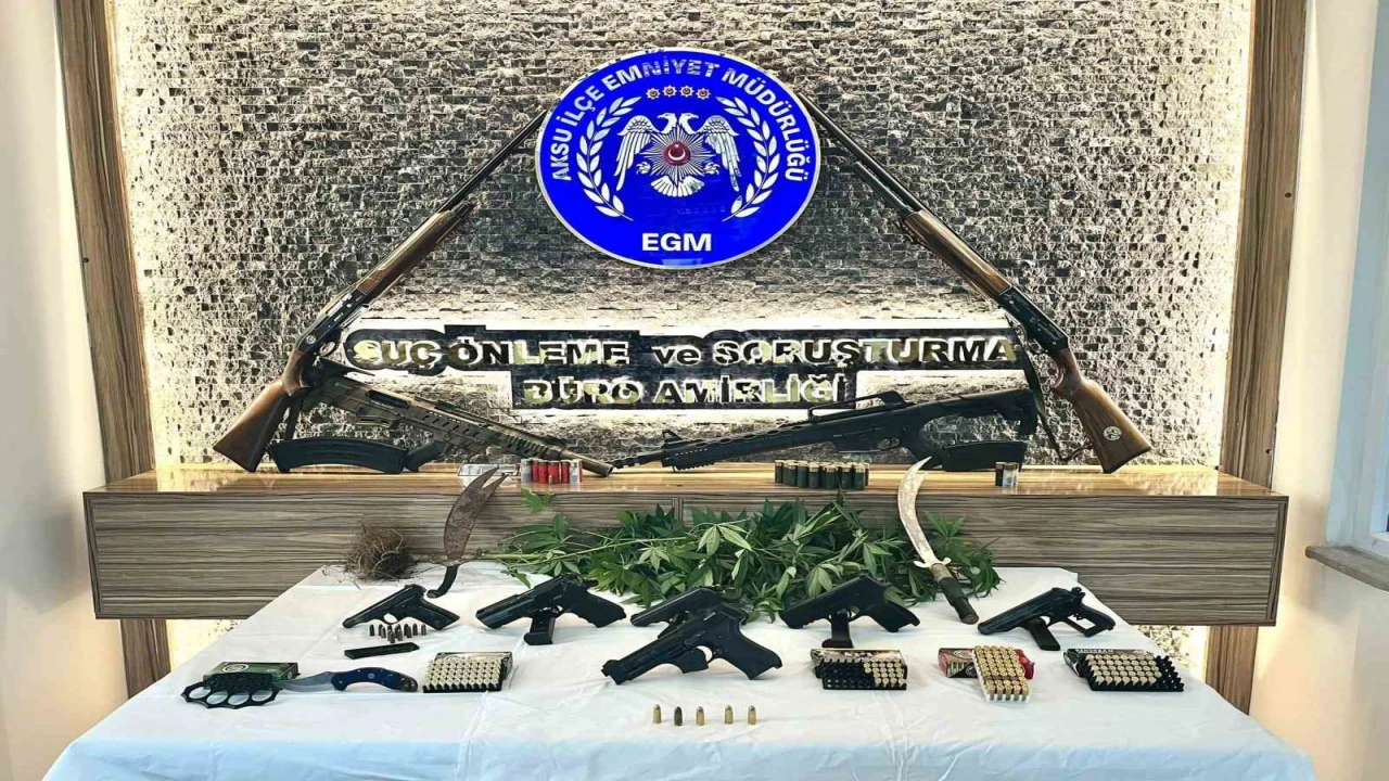 Antalyada çok sayıda ruhsatsız silah ele geçti: 9 gözaltı