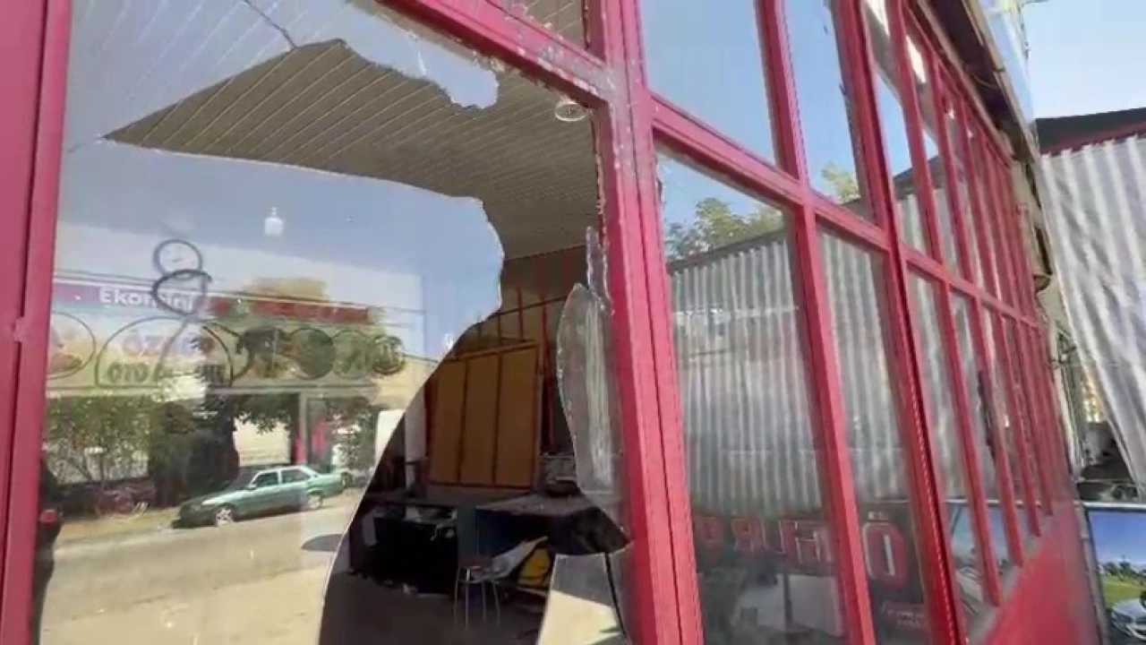 Antalyada kapüşonlu şüpheli, 15 dakika arayla 2 iş yerini pompalı tüfekle kurşunladı