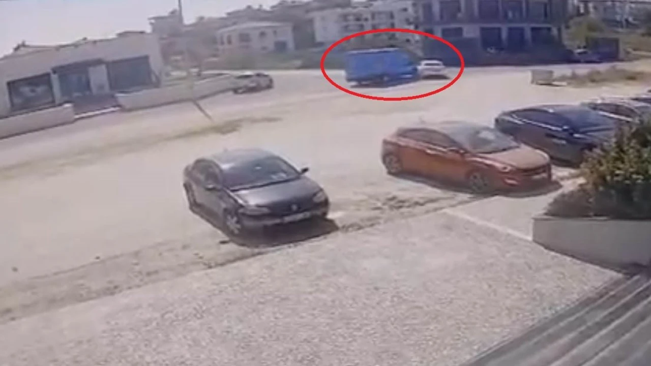 Antalyada kargo aracıyla otomobil çarpıştı