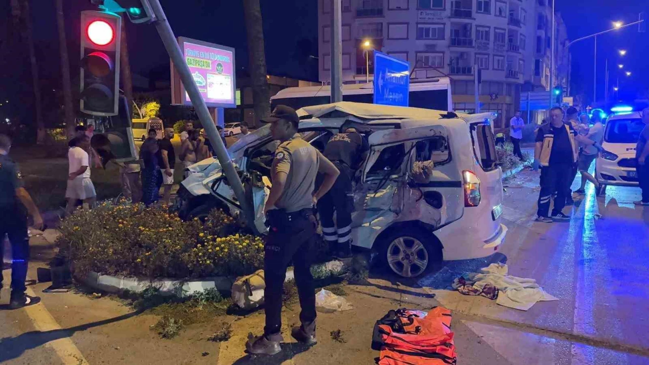 Antalyada kırmızı ışık ihlali kazayı da beraberinde getirdi: 3ü ağır 6 yaralı