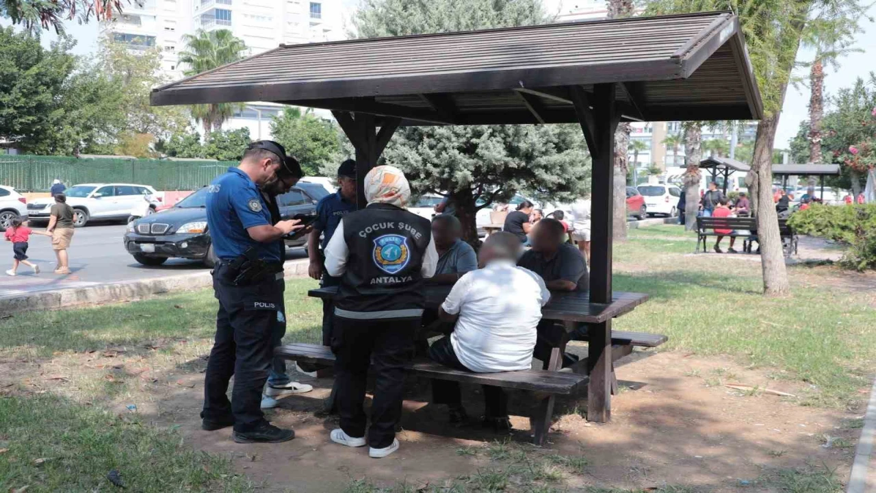 Antalyada okul çevreleri ve servis araçları denetlendi