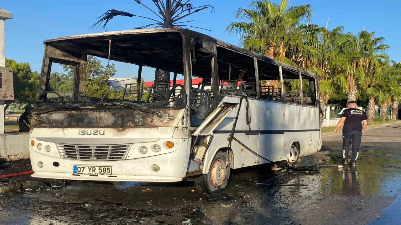 Antalyada park halindeki midibüs alev alev yandı