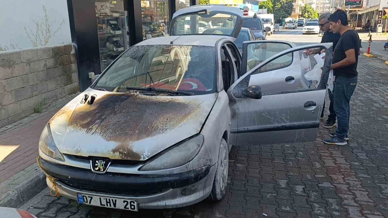 Antalyada seyir halindeki otomobilin yandı