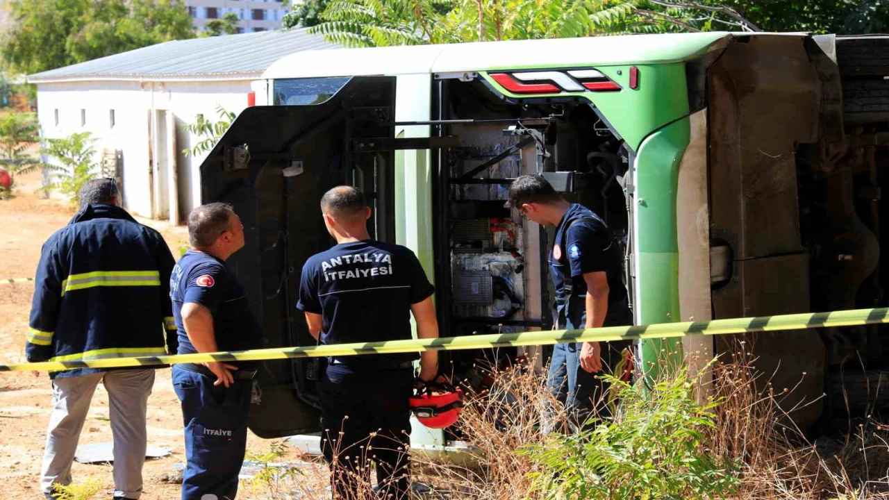 Antalyada sürücüsü direksiyon başında rahatsızlanan elektrikli otobüs devrildi, sürücü hayatını kaybetti