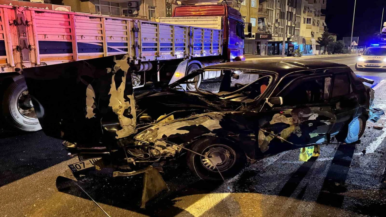 Antalyada tırla otomobil çarpıştı: 1 ağır yaralı