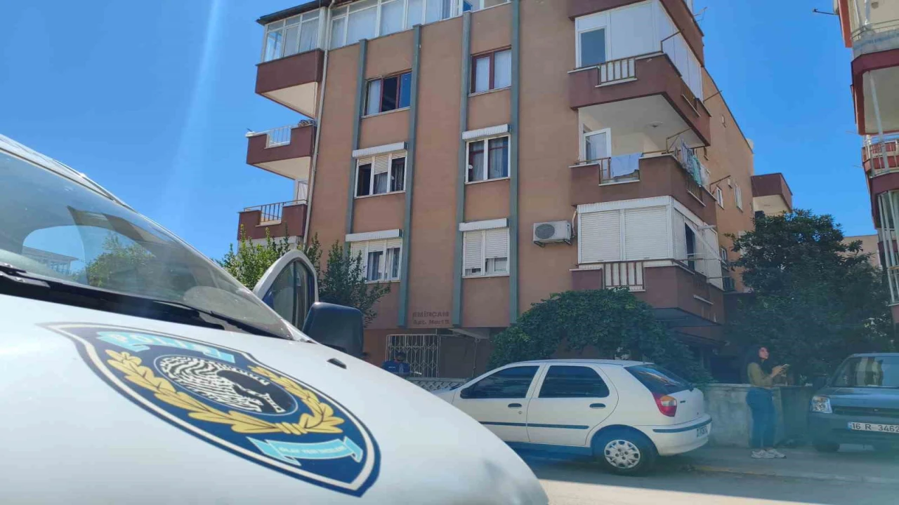 Aynı evde yaşadığı babasının öldüğünü 3 gün sonra fark edip, ablasına haber verdi