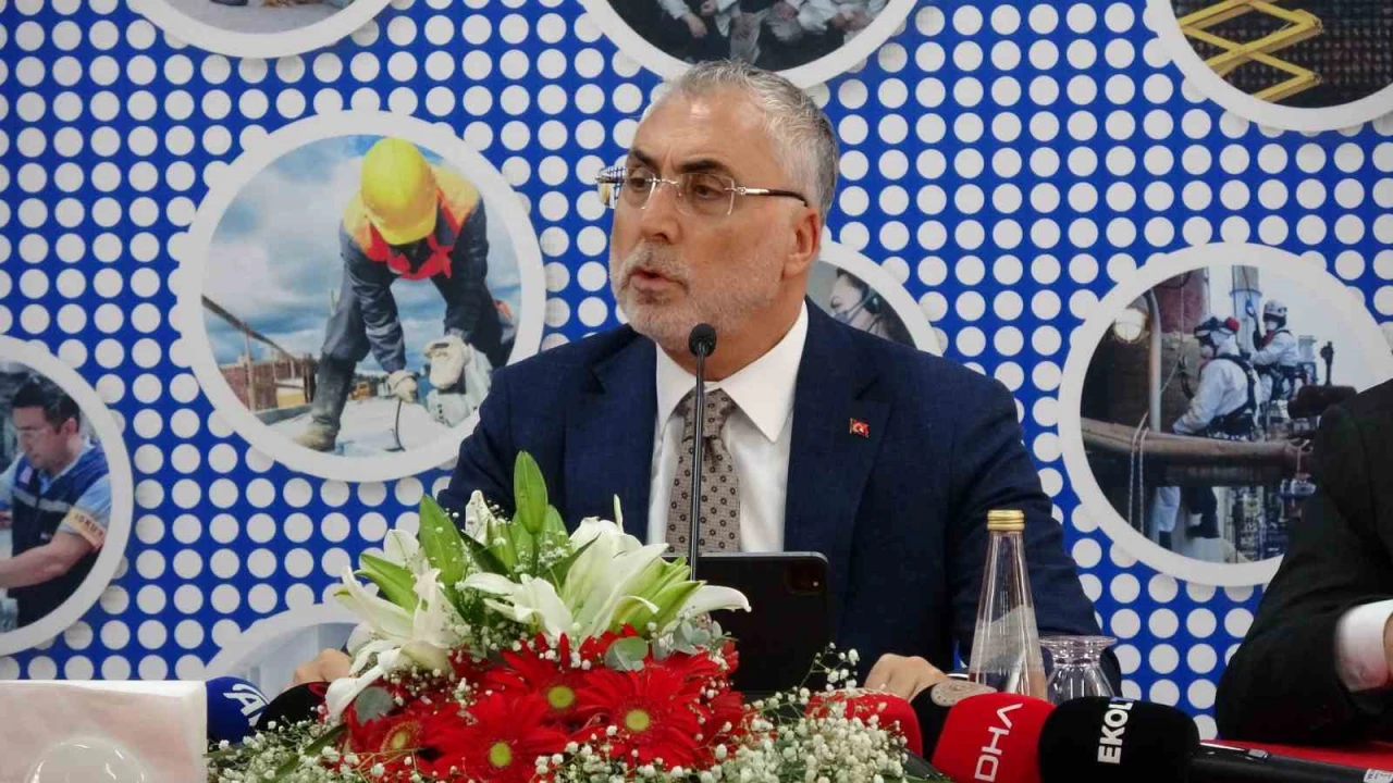 Bakan Işıkhan: Birileri parti binalarında koltuk kavgası yaparken biz Türkiyeyi adım adım dolaşıyoruz