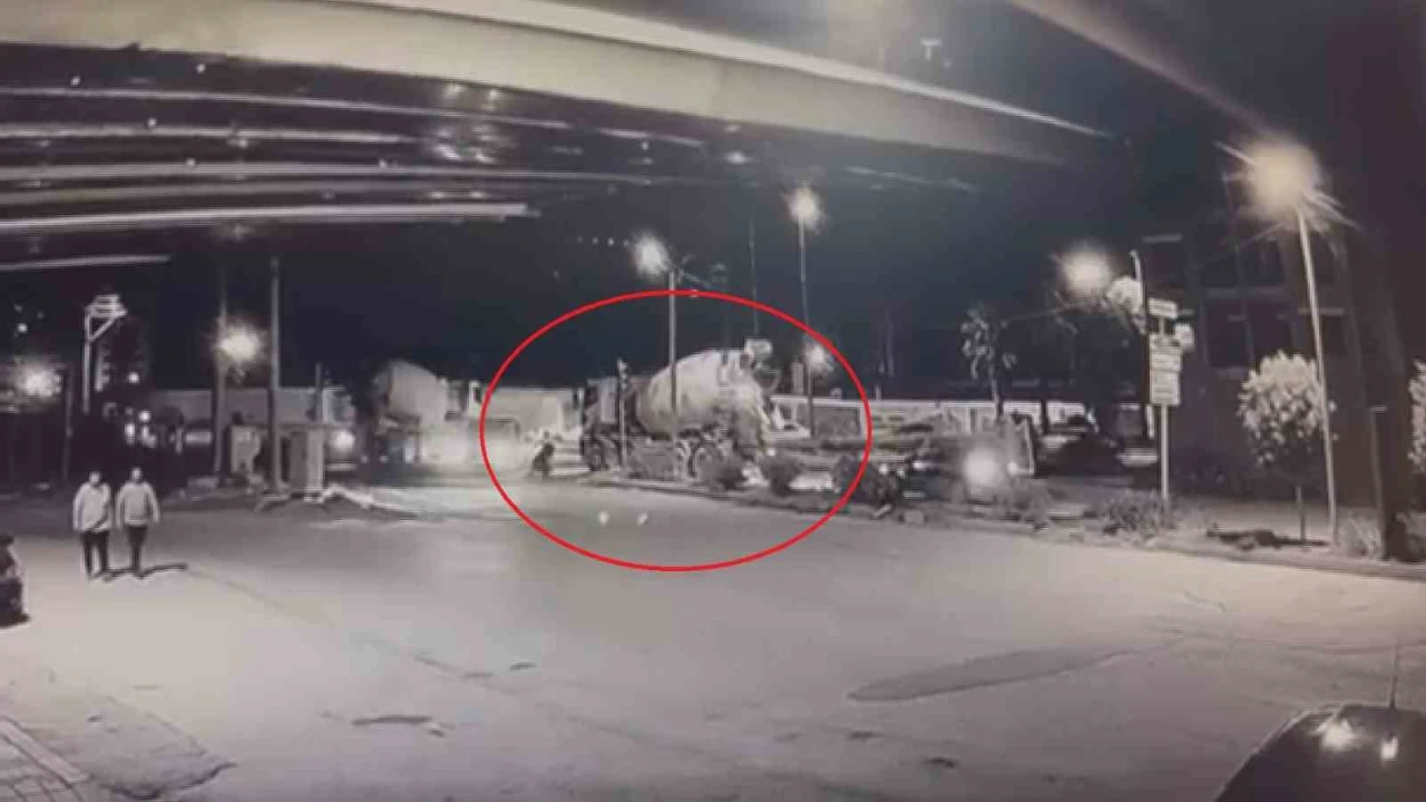 Beton mikserinin ezdiği motosikletin sürücüsü son anda kurtuldu