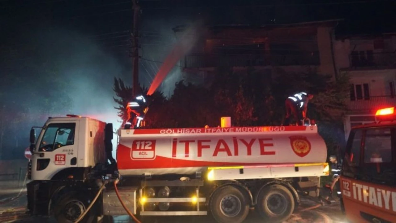 Burdurda çatıda çıkan yangın daireye sıçardı