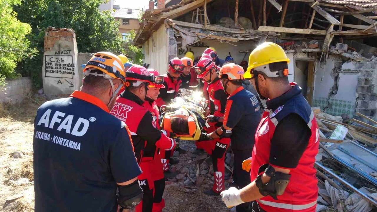 Burdurda deprem tatbikatında gerçeğini aratmayan görüntüler yaşandı