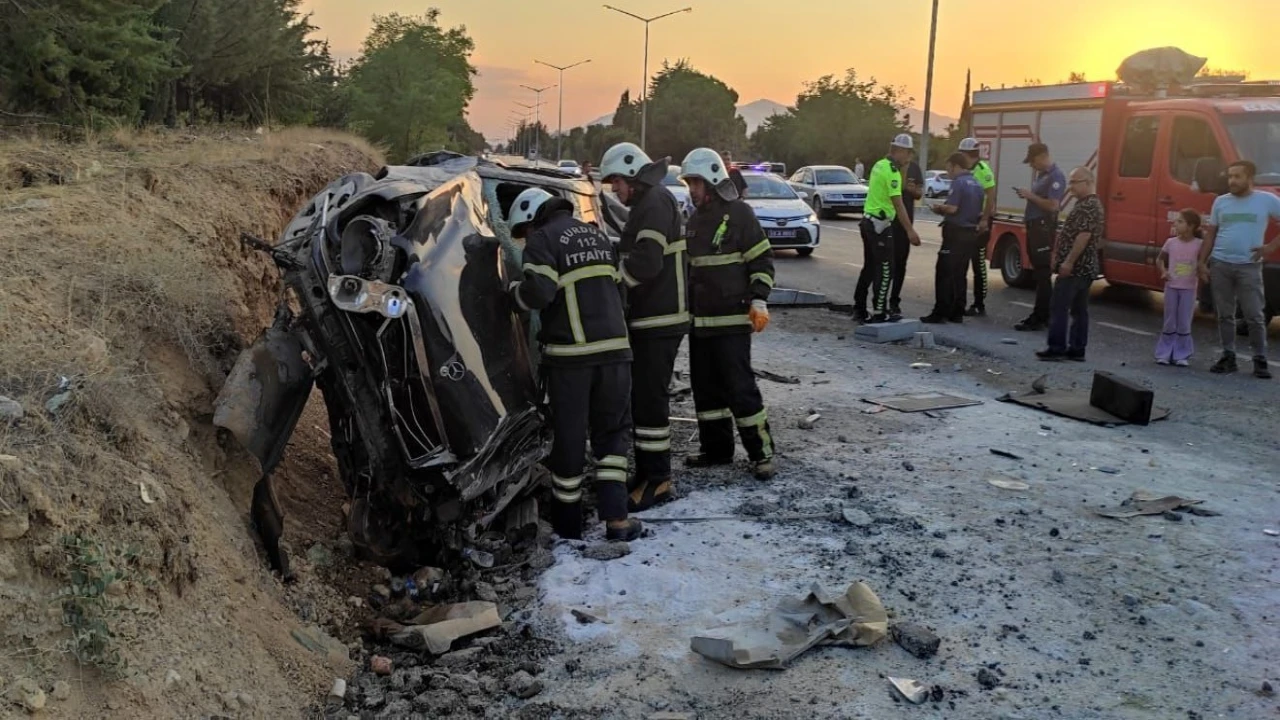 Burdurda otomobil, otobüs durağına çarptı: 2 yaralı