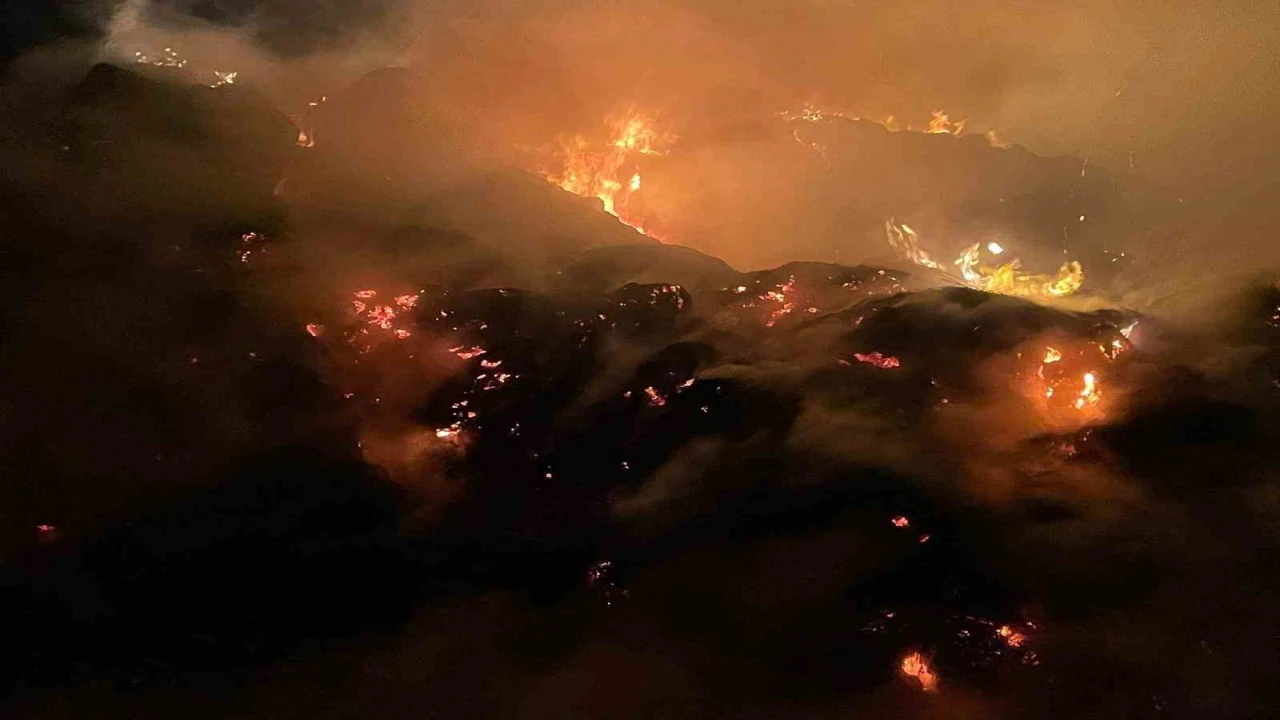 Burdurda yaklaşık 2 bin saman balyası yandı