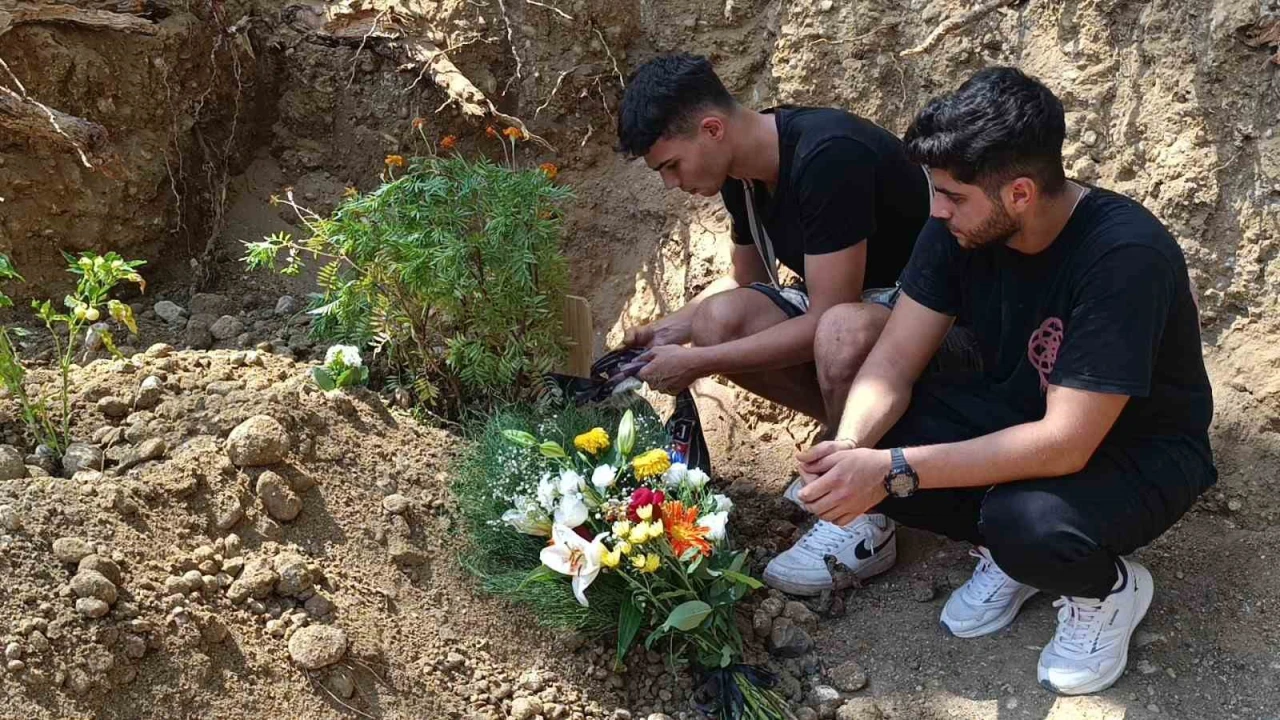 Çatıya hortum bağlayıp 3. kattaki evin balkonuna inmek isterken düşüp ölen antrenör son yolculuğuna uğurlandı