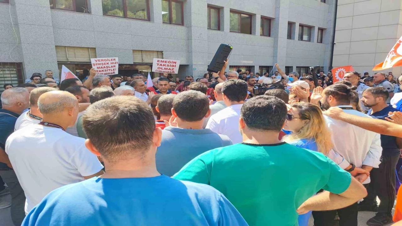 Çukurova Üniversitesi Balcalı Hastanesinde çalışanlar eylem başlattı