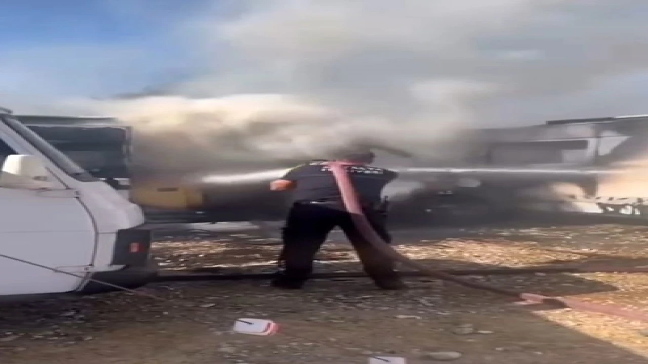 Demrede park halindeki karavanda çıkan yangın, diğer karavana da sıçradı