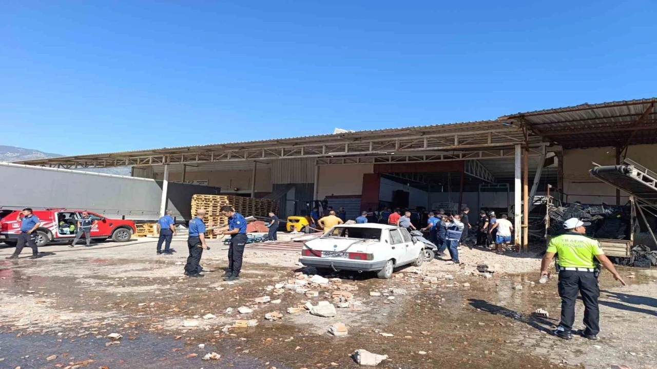 Demrede toptancı halindeki iş yerinde patlama meydana geldi