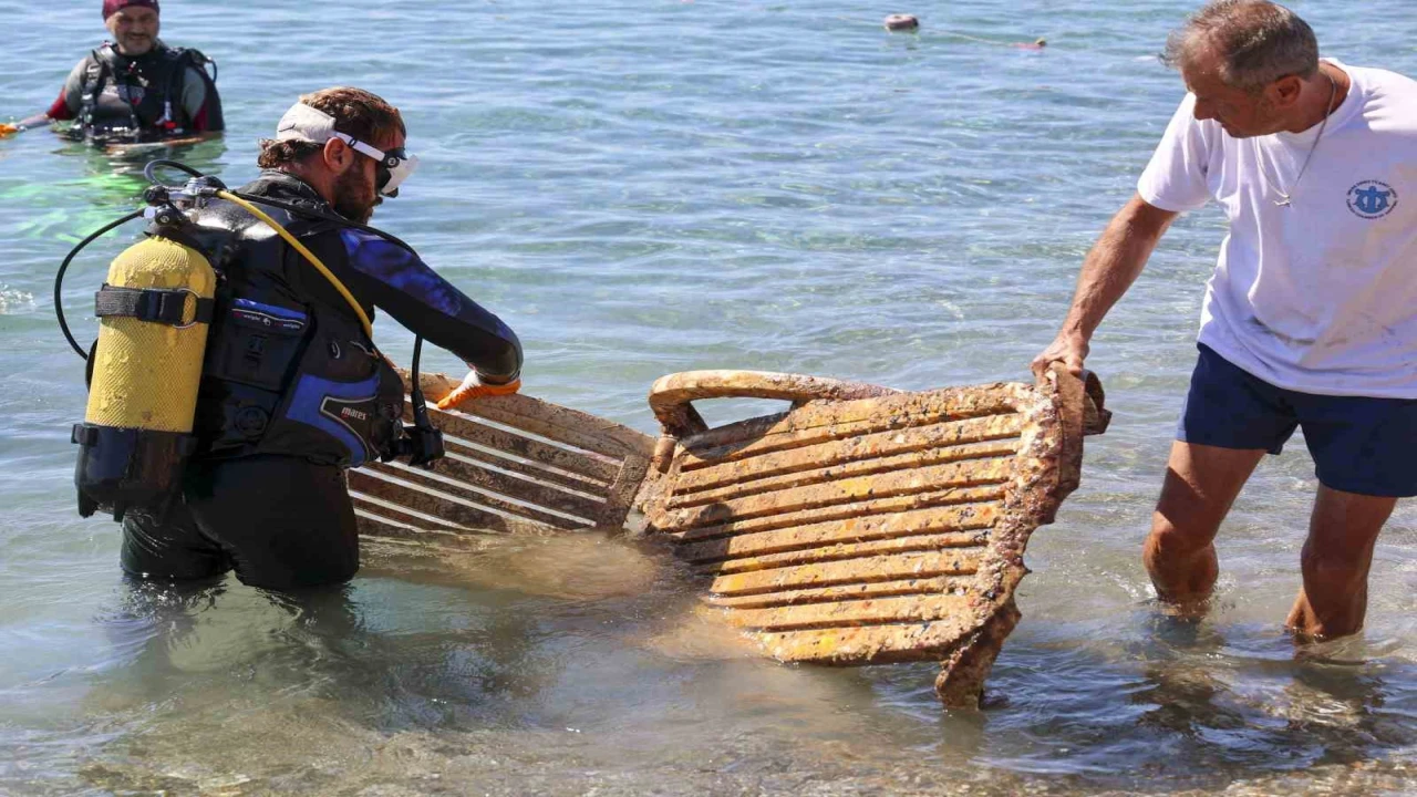 Denizden çıkanlar pes dedirtti: Tekne parçası, şezlong ve araç lastiği çıktı