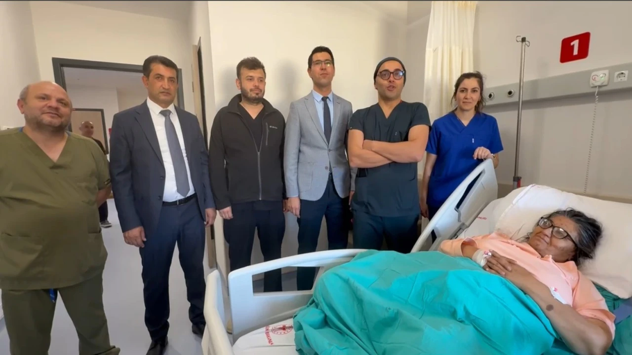 Deprem sonrası yeniden yapılan Nurhak Devlet Hastanesinde ilk ameliyat