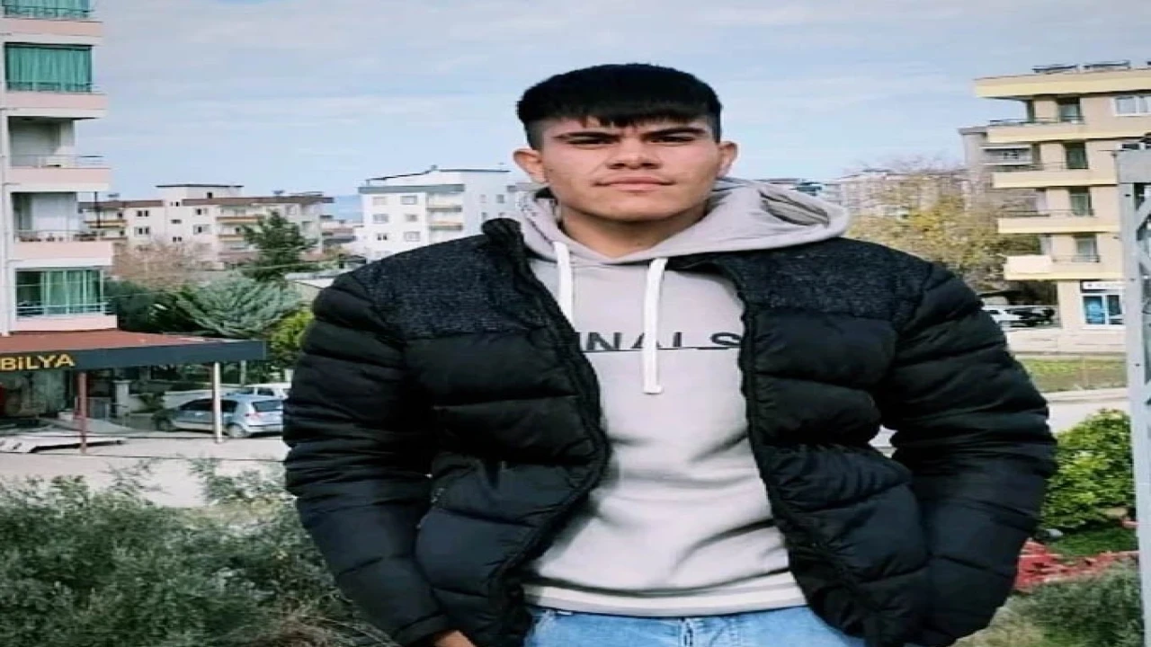 Devrilen traktörün altında kalan genç hayatını kaybetti