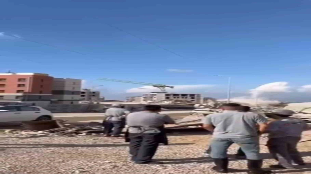 Dinamitle gerçekleştirilen patlatmada kule vinç yıkıldı, o anlar kamerada