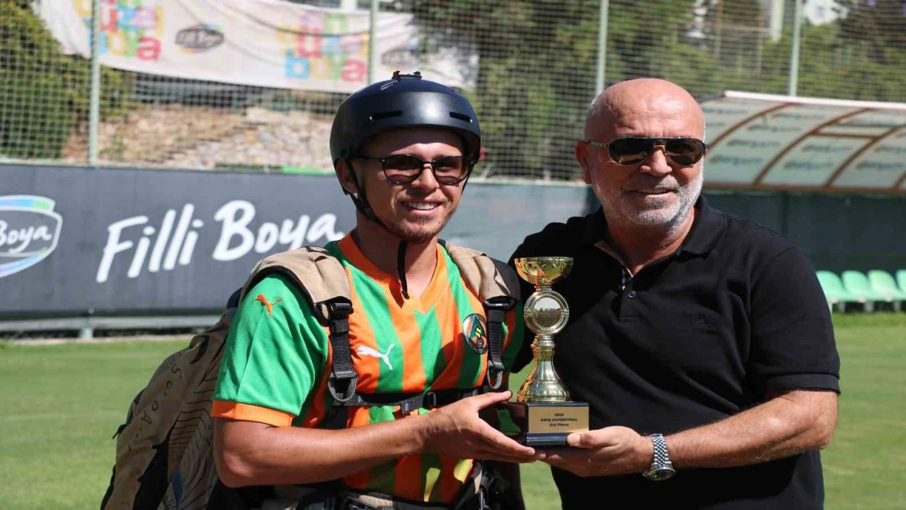 Dünya üçüncülüğü kupası ile Alanyaspor tesislerine paraşütle indi, Kupayı Başkan Çavuşoğluna takdim etti