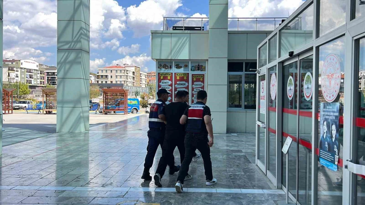 Durduramadığı aracın arkasından ateş edip sürücüyü vurdu