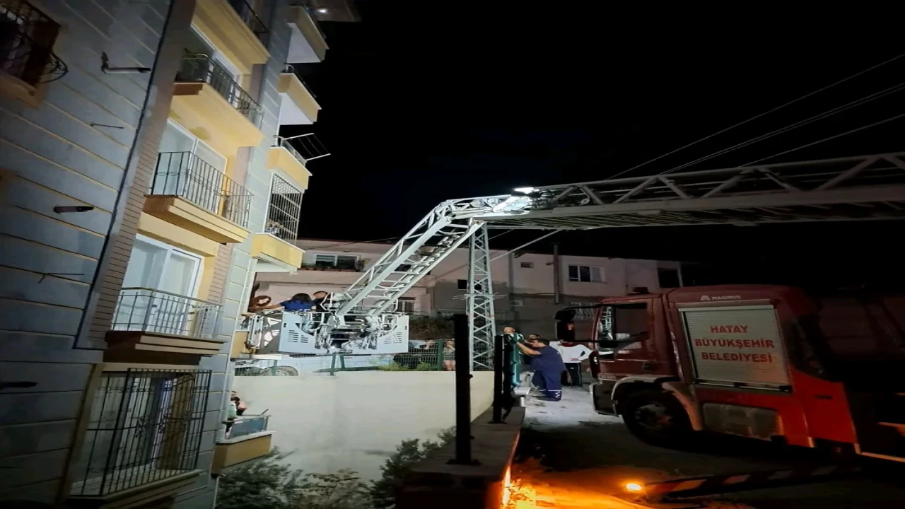 Elektrik panosundan çıkan yangında 50 vatandaşı itfaiye kurtardı