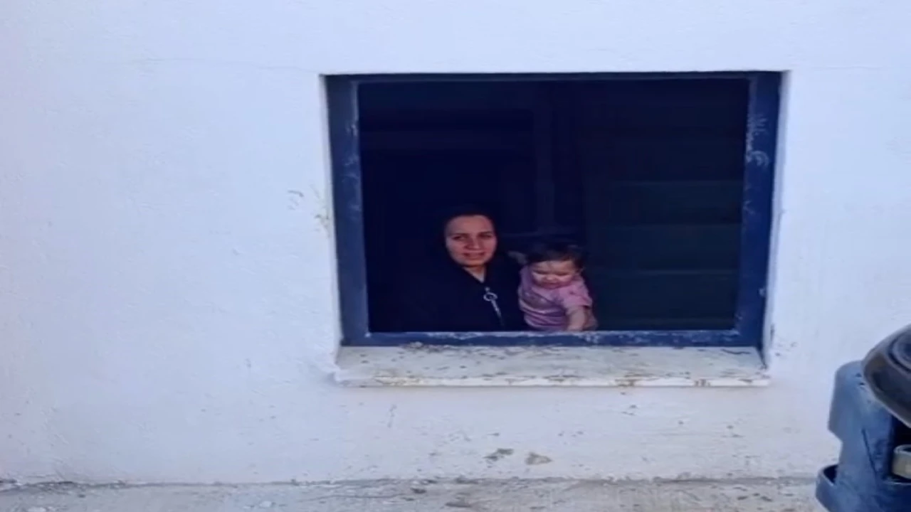 Evde mahsur kalan çocuk iş makinesi yardımıyla kurtarıldı