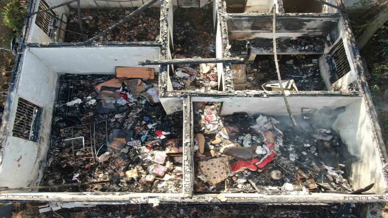 Evi küle döndü, çaresizlik içinde izledi: Gözümün önünde 10 dakikada çöktü, televizyon izler gibi izledim