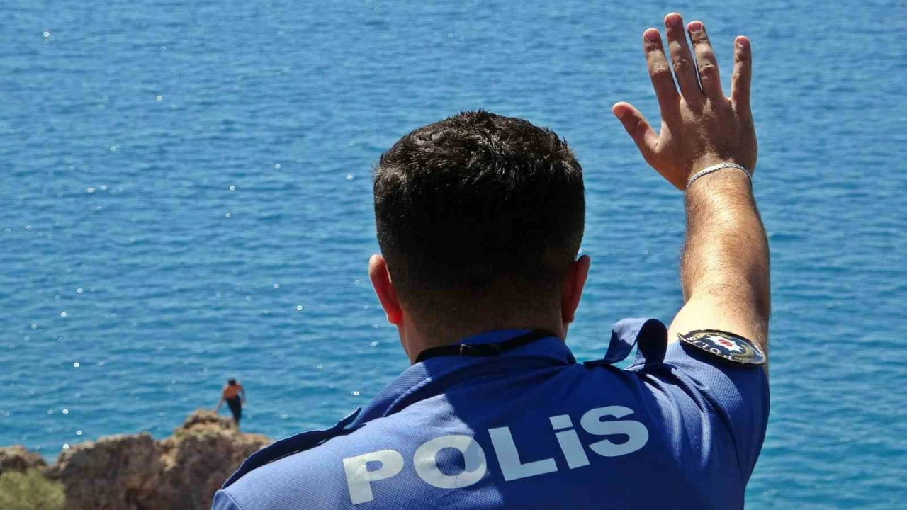 Falezlerden tehlikeli atlayış keyfine, polisin ‘atlarsan karakola götürürüm sözü engel oldu