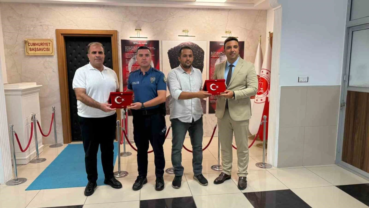 Gazipaşada ailesiyle yürüyen kişiyi tabancayla vuran şüpheliyi yakalayan polisler ödüllendirildi