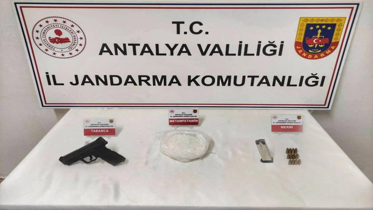 Gazipaşada durdurulan 2 araçtan uyuşturucu madde ve tabanca ele geçirildi