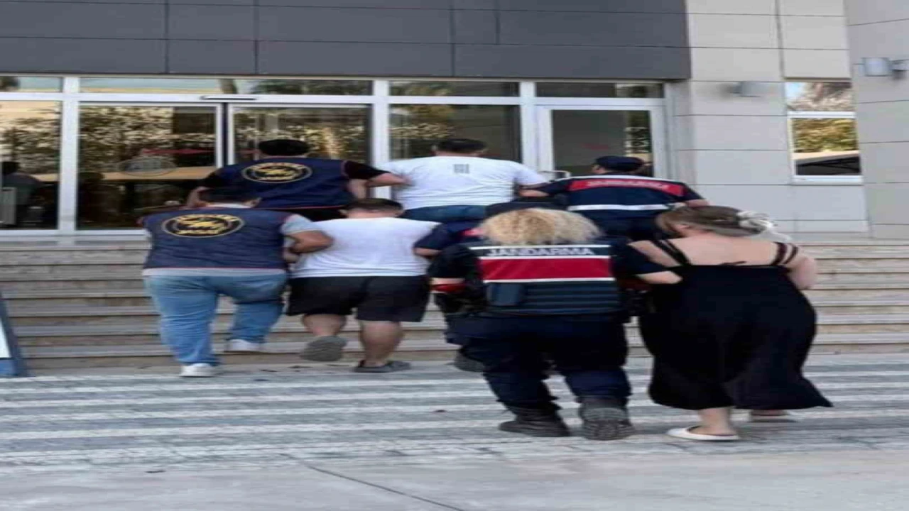 Gazipaşada jandarmadan kaçan 3 şüpheli yakalandı