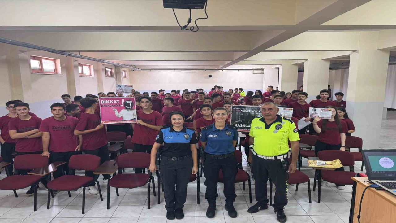 Gazipaşada öğrencilere motosiklet ve ekipmanlarının kullanımı hakkında bilgiler verildi