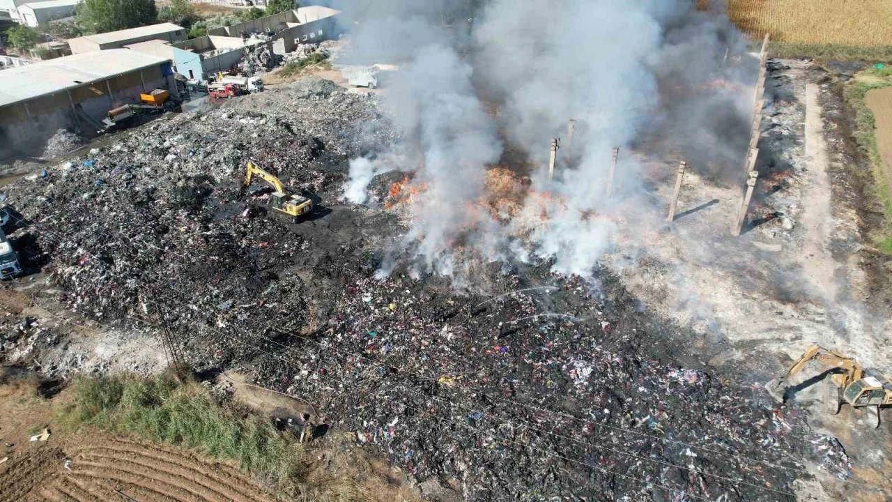 Geri dönüşüm tesisinin bahçesindeki yangında soğutma çalışması sürüyor