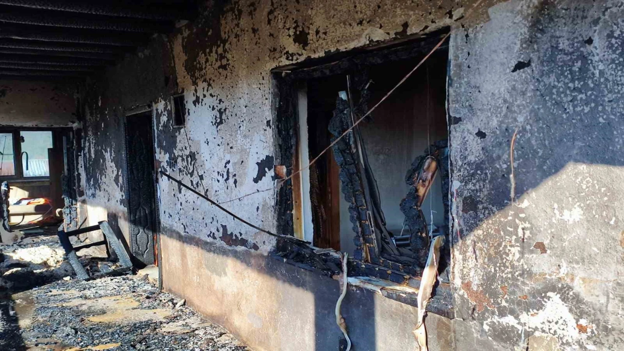 Göksunda iki ev yandı