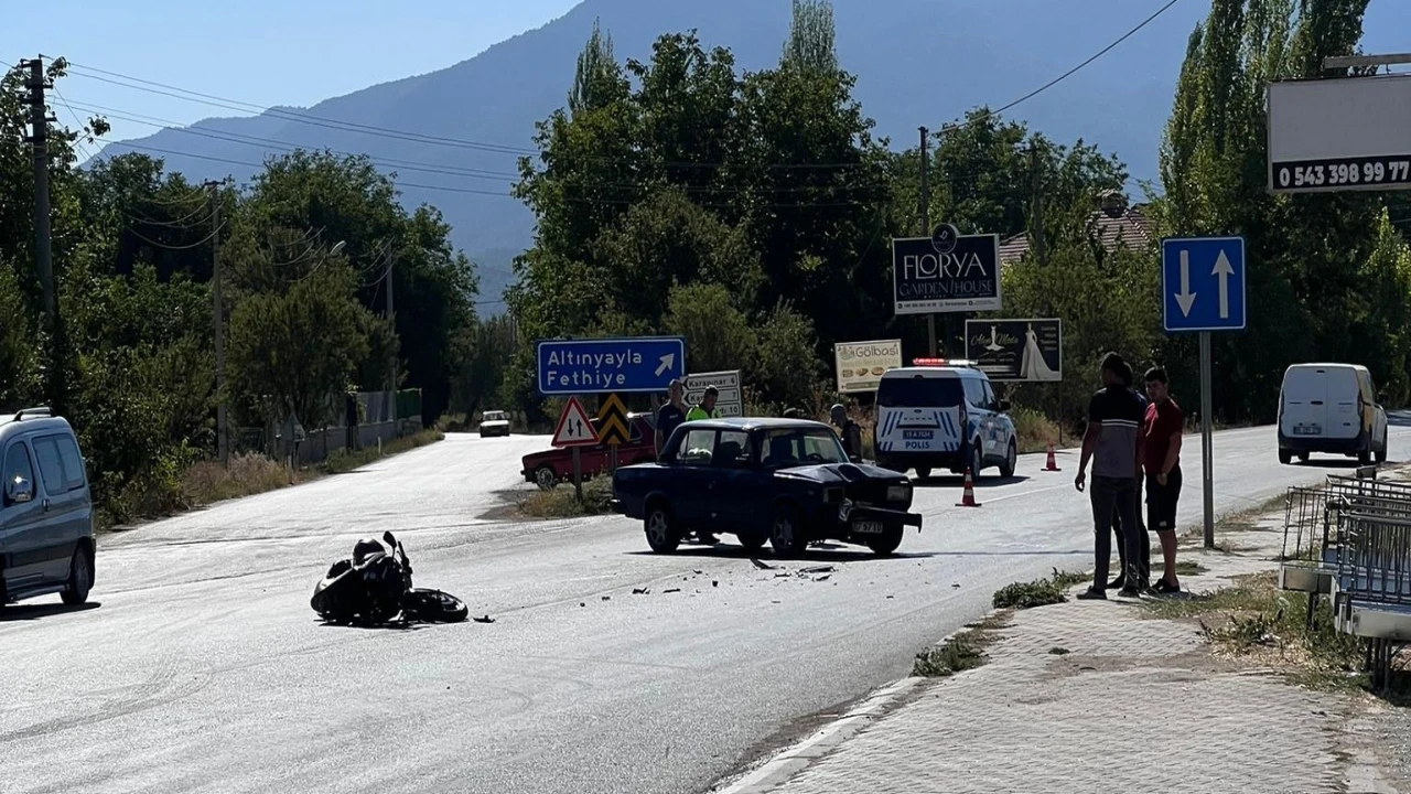 Gölhisarda motosiklet ile otomobil çarpıştı: 1 yaralı