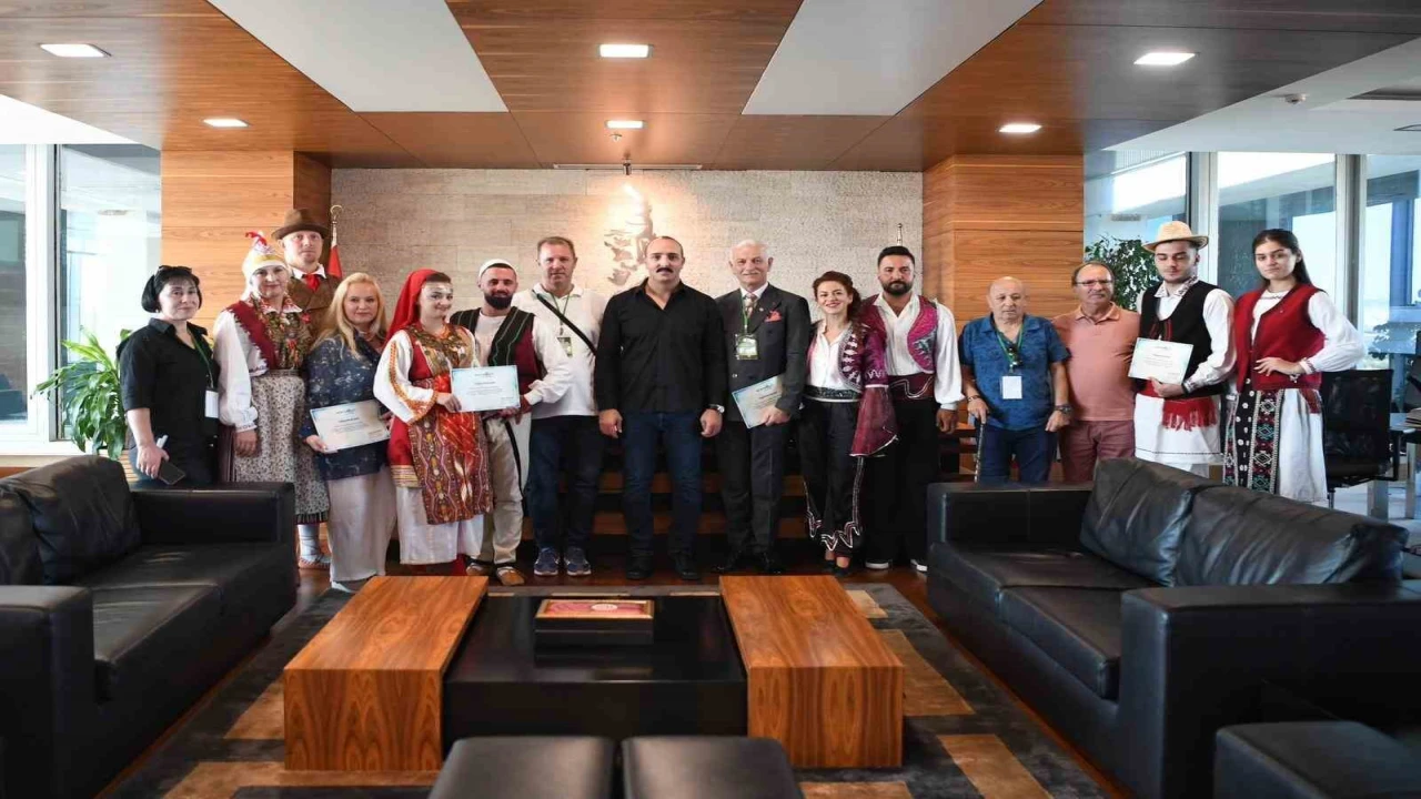 Halk danslarının kalbi Konyaaltında attı