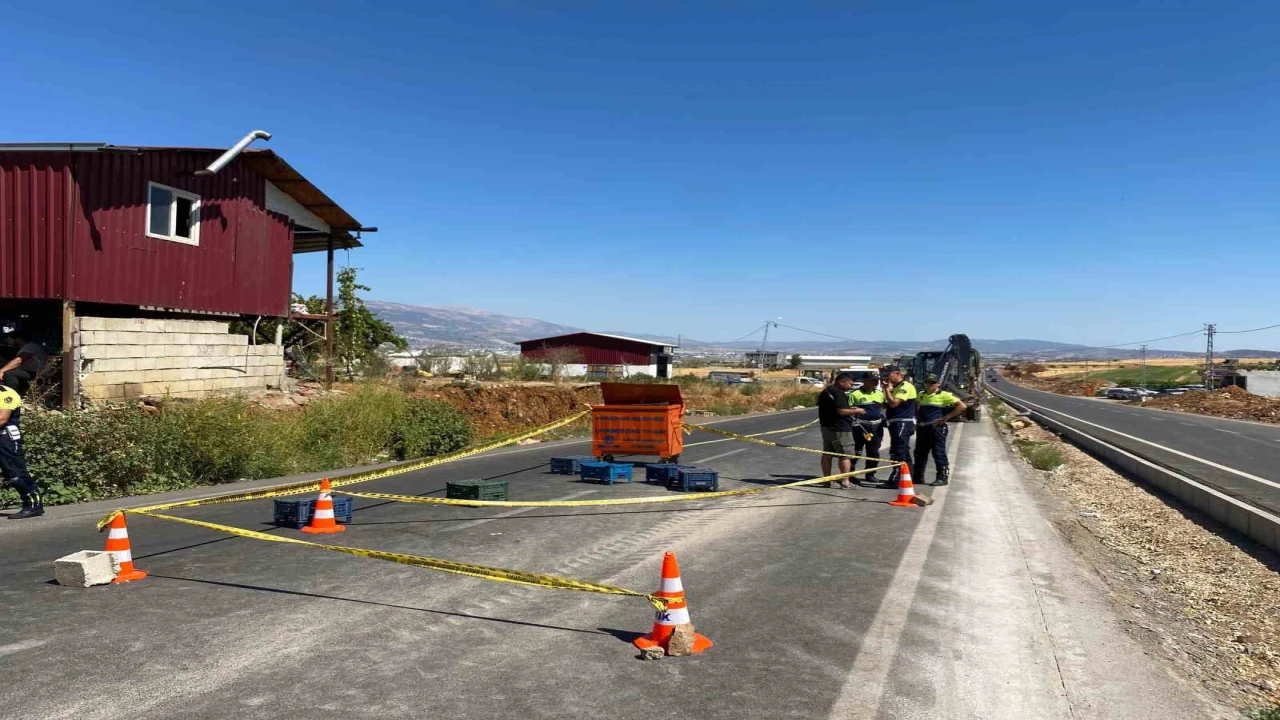 İş makinesi kardeşlere çarptı: 2 yaşındaki Hatice öldü, abisi ağır yaralandı